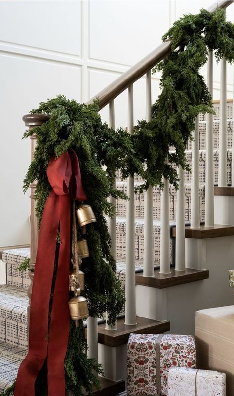 Banister Garland, Christmas Banister, Christmas Stairs Decorations, Christmas Stairs, Christmas Staircase, Christmas Interiors, Christmas Fireplace, Old World Christmas, Studio Mcgee