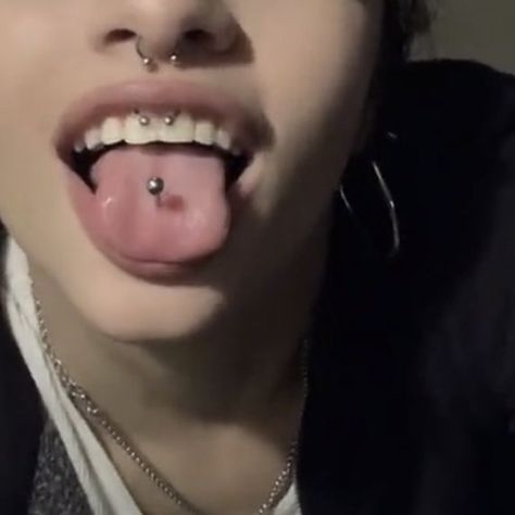 Nose Piercing Ideas, Emo Piercings, Smiley Piercing, Cool Ear Piercings, Pretty Ear Piercings, Face Piercings, Cool Piercings, Facial Piercings, Cute Piercings