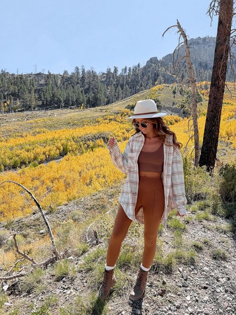 Brown Leggings Hiking Outfit, Orange Hiking Outfit, Fashion Hiking Outfit, Yosemite Outfits Fall, Camping Outfits For Women Autumn, Burnt Orange Flannel Outfit, Terracotta Leggings Outfit, Yosemite Hiking Outfit Fall, Beige Hiking Outfit