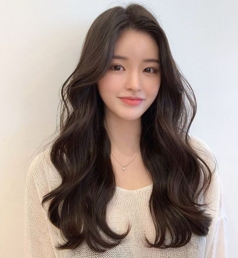 Korean Curly Hair Long, Asian Perm Women Medium Hair, Medium Length Hair Perm, Wavy Korean Hair, Korean Perm Medium Wavy Hair, Korean Curly Hair, Korean Long Hairstyle, Wavy Hair Medium Length, Asian Hair Perm