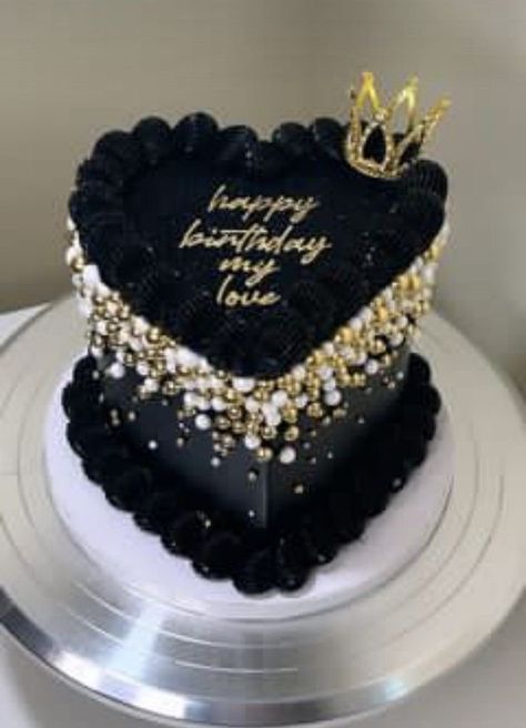 Black And Gold Heart Cake, Bizcocho Aesthetic, Classy 21st Birthday Cake, Black Heart Cake, Classy 21st Birthday, Black And Gold Birthday Cake, Cute Halloween Cakes, Donut Decorating Ideas, Black And Gold Cake