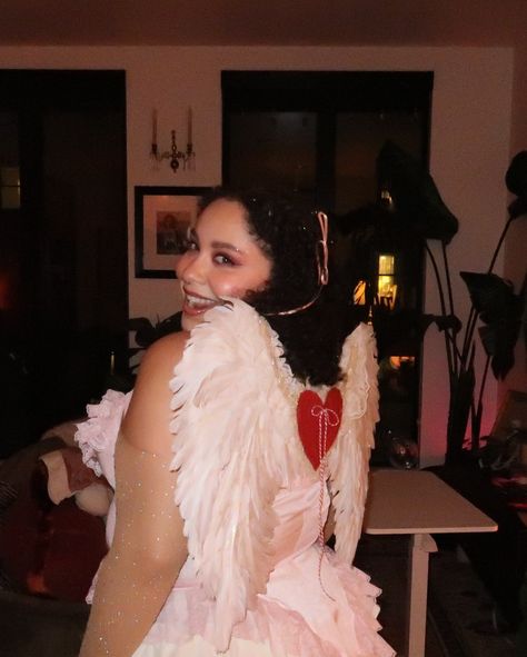 💋💘💌❤️ #cupid 👻. 💋💘💌❤️ #cupid 👻 Halloween Cupid costume, wings, red corset idea ruffle shorts inspo aesthetic easy brunette, vintage curly hair plus size curvy inspo valentine Cupid Aesthetic Outfit, Cupid Photoshoot, Vintage Curly Hair, Cupid Aesthetic, Cupid Halloween, Cupid Dress, Cupid Costume, Fit Board, Costume Wings