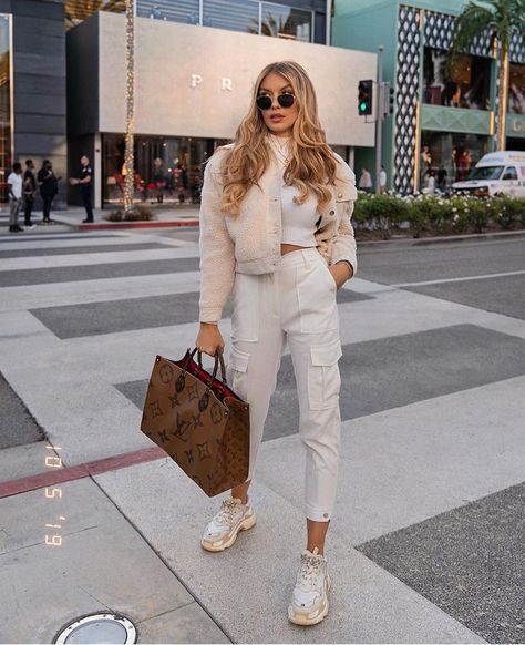 Casual Brown Outfits, Zara Street Style, Winter White Outfit, Louis Vuitton Onthego, Casual Handbags, Looks Jeans, White Puffer, Stylish Fall Outfits, Coat White