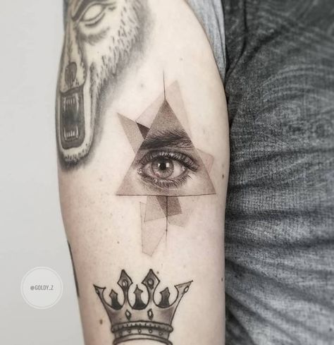 la vigilancia de Dios y su omnipresencia sobre la humanidad, razón por la cual ha sido Triangle Eye Tattoo, Eye Of Ra Tattoo, Eye Tattoo Meaning, Eye Tattoos, Triangle Eye, Tattoo Style Drawings, 3d Tattoos, Tattoo Feminina, Spine Tattoos