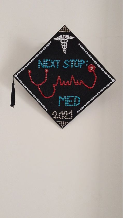 Going To Nursing School Graduation Cap, Graduation Cap Designs Future Doctor, Doctor Graduation Cap Ideas, Future Doctor Grad Cap, Future Doctor Graduation Cap, Doctor Graduation Cap, College Grad Outfit, Medicine Graduation, Graduation Cap Decoration Nursing