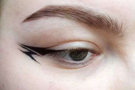 Graphic Liner Hooded Eyes, Cool Eyeliner Ideas, Graphic Eyeliner For Hooded Eyes, Suga Boyfriend, Eyeliner For Hooded Eyes, Indie Drawings, Graphic Eyeliner, Graphic Liner, Makeup Guide