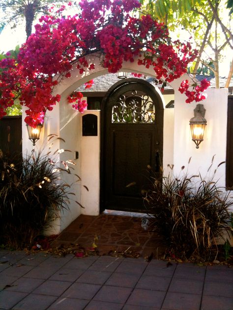 Bougainvillea and archways - common in Santa Barbara neighborhoods Style Hacienda, Spanish Homes, Diy Curb Appeal, Spanish Bungalow, Flowers Growing, House Restoration, Mediterranean Home Decor, Spanish Style Home, Casas Coloniales