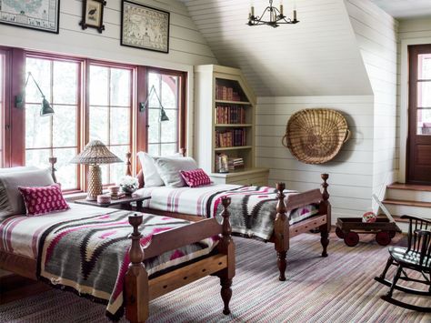 Antique-inspired rustic cabin bedroom with twin beds draped in wool Pendleton blankets. Modern Lake House Bedroom, Lake House Bedroom Ideas, Rustic Cabin Bedroom, Lakehouse Bedroom, Lake House Bedroom, House Bedroom Ideas, Rustic Lake Houses, Cabin Bedroom, Modern Lake House