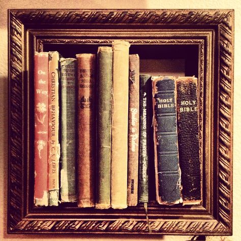 Old vintage books from family generations. Great grandpas bible to grandpas bible to dads old books:) keepsakes make Great Wall decor! Bible Decor, Steampunk Bedroom, Old Bookshelves, Oldest Bible, Library Room, Bookcase Decor, Cool Wall Decor, Ipad Accessories, Victorian Steampunk