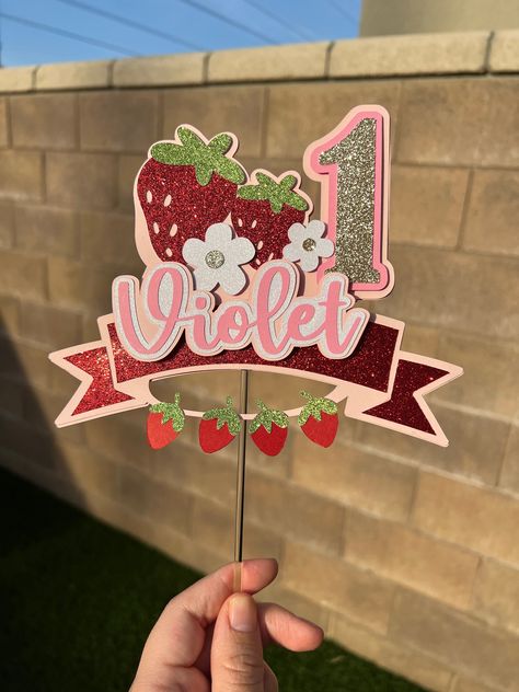 This listing is for a Strawberry theme Birthday cake topper. It is fully  customizable for the name and the age number on the topper.  This beautiful cake topper is made with high quality card stock that includes different colors of glitters. It measures about 6.5 x 6.5 in length and width. The acrylic stick holder is 8" in height to fit the size of any cake.  P E R S O N A L I Z E Enter name you would like on your cake topper as well as the number for the age you would like on the topper in the Strawberry Theme Birthday, Strawberry Birthday Cake, Theme Birthday Cake, Strawberry Theme, Customized Cake, Berry First Birthday, Strawberry Birthday, Friends Party, Birthday Sign