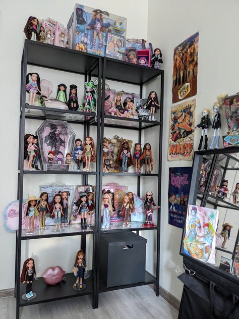 Bratz Display Ideas, Bratz Room Ideas, Bratz Bedroom Aesthetic, Bratz Decor, Bratz Bedroom, Bratz Room, Bratz Birthday, Collection Display Shelves, Decorating My First Apartment