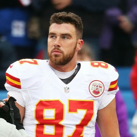 Travis Kelce Kansas City Chiefs Funny, Nfl Wives, Scene Writing, Nfl Football Pictures, Sport Quotes Motivational, Kansas City Chiefs Football, Cowboys Nation, Nfl Kansas City Chiefs, Chiefs Football