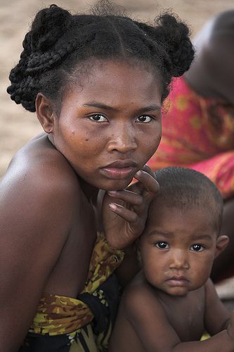 Madagascar Mother and Child Africa People, Instagram Mom, African People, We Are The World, African Diaspora, African History, African Culture, People Of The World, African Beauty