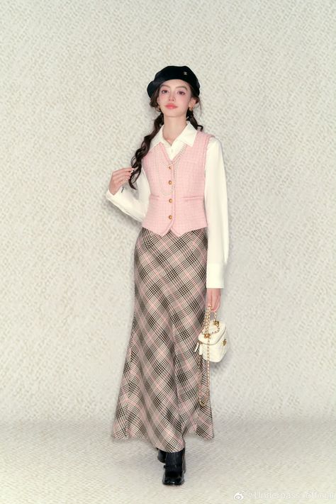 Old Money Outfits Long Skirt, Modest Kawaii Outfits, Girly Work Outfits, Girly Office Outfits, Summer Smart Casual Outfits Women, Polo Women Outfit, Pink Office Outfit, Outfit Ideas Korean Dress, Modern Chinese Fashion