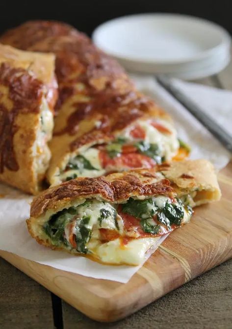 Gooey, cheesy pepperoni and spinach stuffed bread – SheKnows Stuffed Bread, Spinach Cheese, Spinach And Cheese, Idee Pasto Sano, Tostadas, I Love Food, Appetizer Snacks, Mozzarella, Appetizer Recipes