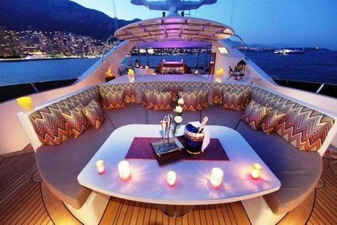 Beautiful safes, private jets, perfumes, pieces of jewelry and timepieces are the ultimate embodiment of the spirit of sophistication.#yatching #luxuryyatch #luxurylife #billionaire Boat Dinner, Yacht Luxury, Luxury Lifestyle Girly, Dinner For 2, Private Boat, Luxury Lifestyle Women, Yacht Party, Yacht Interior, Yacht Life