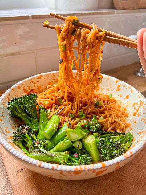 5 Minute Gochujang and Peanut Butter Noodles - Lucy & Lentils Lazy Dinner Ideas Quick Vegetarian, Peanut Butter Gochujang Noodles, Gochujang Peanut Noodles, Peanut Butter Dinner, Butter Noodle Recipe, Vegan Gochujang, Peanut Butter Noodles Recipe, Peanut Butter Noodles, Peanut Butter Ramen