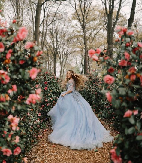 Era Victoria, Fairytale Photoshoot, Quinceanera Photoshoot, Debut Photoshoot, Fairy Photoshoot, Old Dress, Quinceanera Photography, Fairytale Aesthetic, Princess Photo