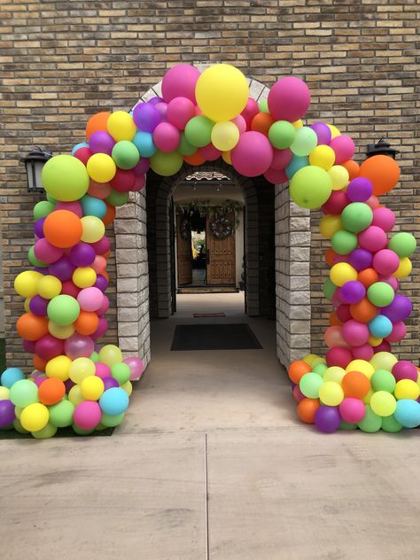 Neon color balloon Arch Balloon Projects, Balloon Gate, Bright Balloons, Business Vibes, Balloon Arch Wedding, Rainbow Balloon Arch, Balloon Arch Diy, Balloon Arch Decorations, Arch Balloon