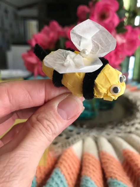 How to Make a Bumble Bee Garland Bee Ornaments Diy, Bee Ornaments, Bee Garland, Bee Classroom Decor, Bee Balm Flower, Bee Crafts For Kids, Bee Classroom, Spring Hat, Paper Balls