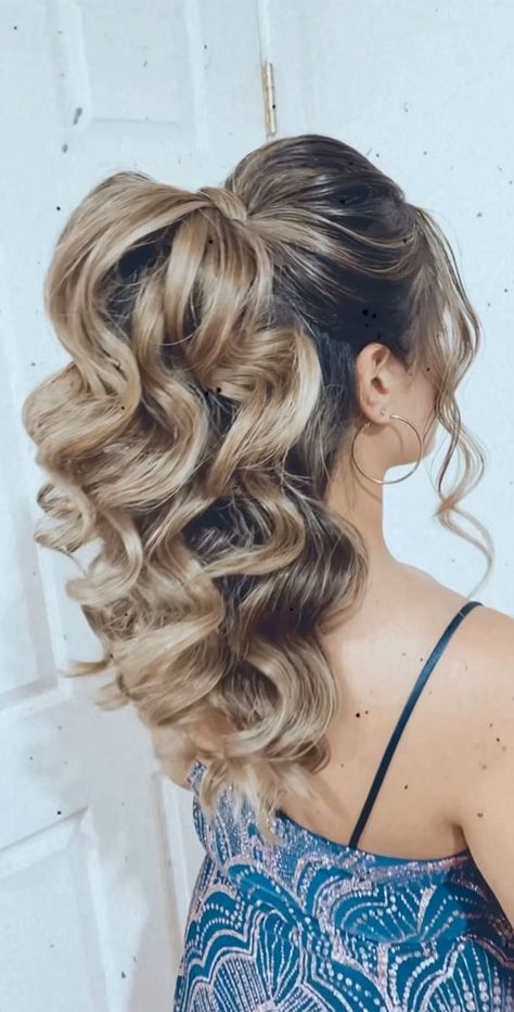 Grad Hairstyles 2023, Curled Pony Tailed Hairstyle Prom, Winter Party Hairstyles, Prom Upstyles, Hairstyle For Gala Night, Night Ponytail, Prom Night Hairstyle, Prom Hairstyles 2022, Hairstyle Prom