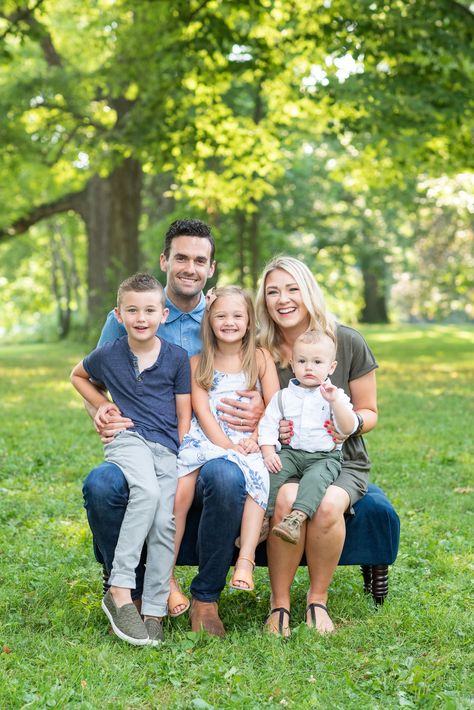 Large Family Christmas, Family Christmas Photoshoot Ideas, Perfume Styling, Family Christmas Photoshoot, Christmas Photoshoot Ideas, Christmas Poses, Family Photos With Baby, Easter 2024, Child Boy