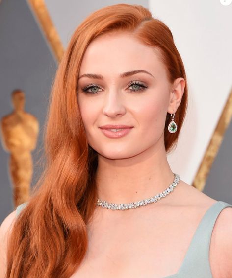 9 tons de cabelo ruivo para quem deseja se inspirar na transformação da Kendall Jenner » STEAL THE LOOK Auburn Hair Makeup, Sophie Turner Red Hair, Winter Make Up, Makeup Ideas Natural, Red Hair Inspiration, Lily Cole, Hair Evolution, Red Carpet Beauty, Balayage Ombré