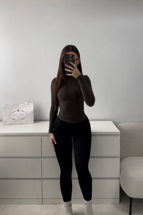 Comfy Black Leggings Outfit, Modest Workout, Gym Ootd, Mode Des Leggings, Pilates Outfit, Gymwear Outfits, Gym Crush, Look Legging, Long Sleeve Workout Top