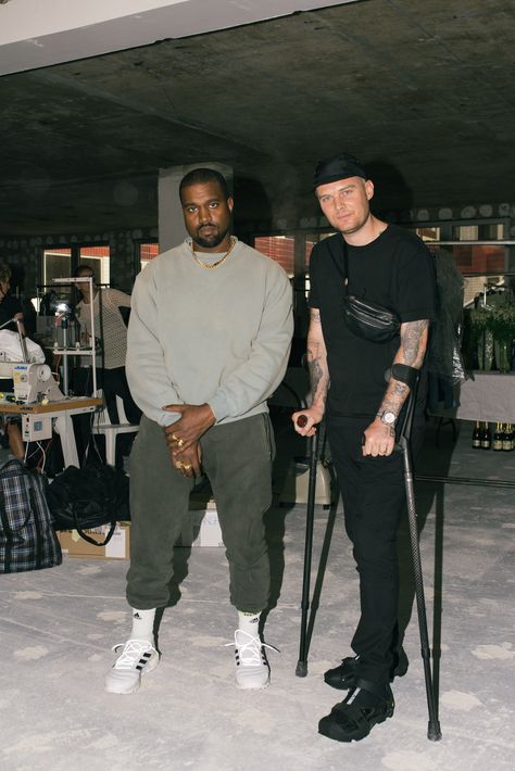 Kanye West and Matthew Williams backstage at the Spring 2019 Alyx show in Paris Kanye West Fits, Workman Style, Kanye Outfits, Kaney West, Kanye Streetwear, Kanye West Fashion, Kanye Style, Gym Fits Men, Kanye West Outfits