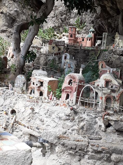 Mouse Village, Village Ideas, Garden Railroad, Miniature Houses, House Garden, Fairy Houses, Fairy House, Mount Rushmore, The Borrowers