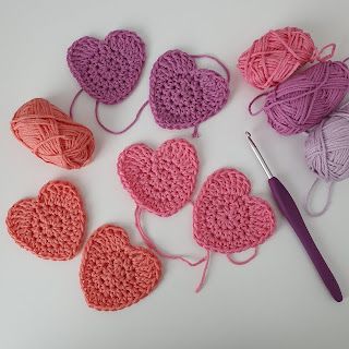 htr heart Driving Home For Christmas, Crochet Hearts, 4mm Crochet Hook, Crochet Jumper, Crochet Fun, Star Garland, Crochet Stars, Pencil Toppers, Heart Face