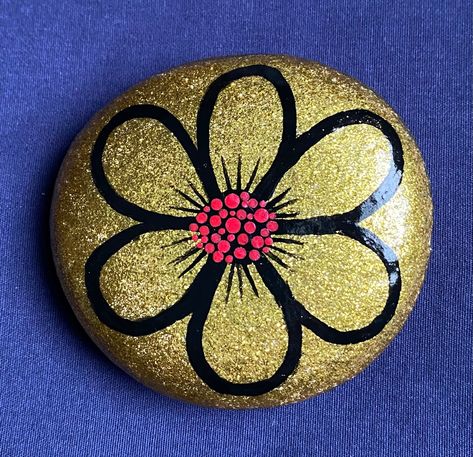 Gold Painted Rocks Ideas, Rock Caterpillar, Flower Painted Rocks, 4x4 Pictures, Flower Rocks, Pixie Art, Front Porch Garden, Rock Painting Flowers, Stone Flowers