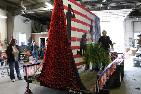 Veterans Day Parade Ideas, Veterans Parade Float Ideas, Veterans Day Float Ideas, 4th Of July Parade Float Ideas, Cheer Locker Decorations, Parade Float Theme, Parade Float Ideas, Wreaths Across America, America Theme