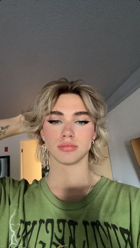 Cameron Hill Makeup, Cameron Hill Aesthetic, Guys Makeup, Blonde Hair Boy, Gender Fluid Fashion, Cute White Guys, Beauty Care Routine, Male Makeup, Shot Hair Styles