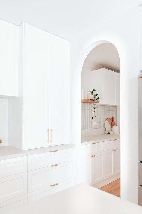 Dated Melbourne kitchen now a fresh pink and timber dream - The Interiors Addict Modern Hamptons Kitchen, White And Timber Kitchen, Hamptons Kitchen, Timber Kitchen, Modern Hampton, White Shaker Kitchen, Villa Interior, Neoclassical Interior, Shaker Kitchen Cabinets