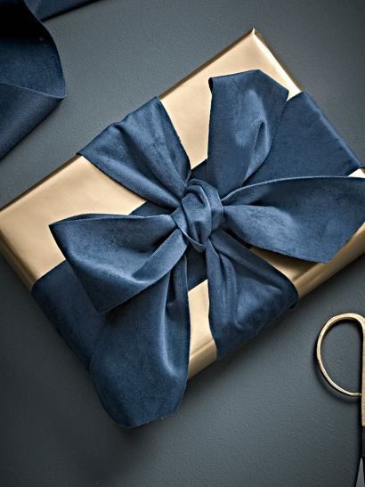 Christmas Wrapping Paper, Luxury Rose Gold Gift Wrap, Tag & Ribbons UK Karen Appleton, Luxury Christmas Wrapping Paper, Gold Wrapping Paper, Navy Christmas, Blue Christmas Decor, Centerpiece Christmas, Wrapped Gifts, Rose Gold Gifts, Gift Wrapping Inspiration