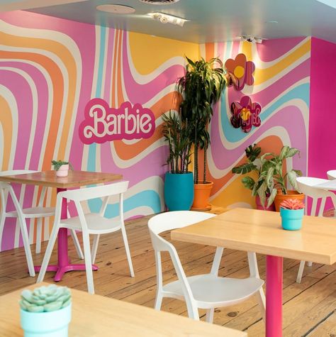 Barbie Movie Set Photos, Barbie Decor, Cafe Nyc, Barbie Malibu, Cafe New York, Pastel Cupcakes, Coffee Bar Design, Barbie Room, Barbie Shop