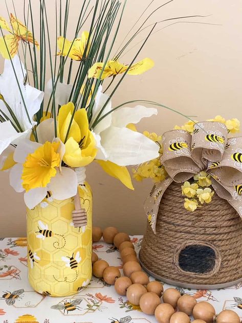 Bumble Bee Centerpieces, Honey Bee Centerpieces Table Decorations, Mason Jar Honey Bee Hive, Bee Mason Jars, Honey Bee Mason Jars, Bee Themed Flower Arrangements, Butterflies Decorations, Bumble Bee Mason Jars, Bee Theme Centerpieces Mason Jars