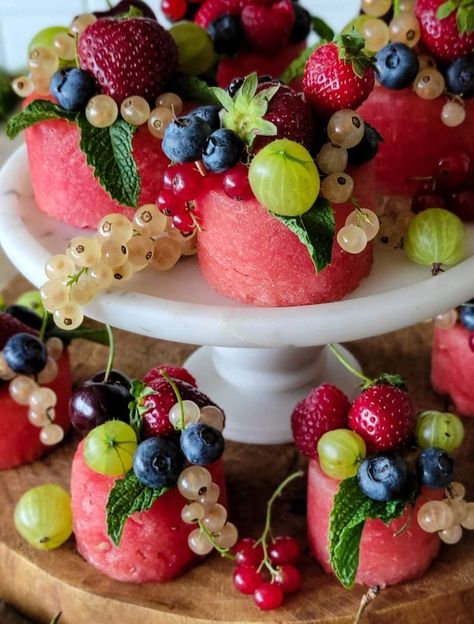 Summer Buffet Food Ideas Garden Parties, Cakes Made Out Of Fruit, Watermelon Presentation, Fruit Desserts For Parties, Luau Dessert Table, Fruit Salad Cake, Cake Made Of Fruit, Summer Dessert Table, Summer Fruit Desserts