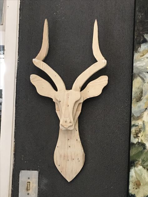 Steenbok Wood Deer Head, Wooden Deer, Animal Head Wall, Wood Art Projects, Diy Wooden Projects, Wood Animal, Wood Carving Designs, Scrap Wood Projects, Wooden Projects