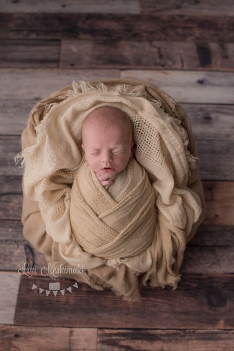 Criss cross applesauce---Just a little basket weave wrapping style. :) #newbornphotography #newbornphotographer #newborn #babyphotography #babyphotographer #newbornposing #newbornphotos #newbornsession #baby #photography #cute #babylove #babyphotos #baby #babies #cute #babylove #wrap #babywrap #swaddle Newborn Photography Boy, Baby Photoshoot Boy, Newborn Baby Photoshoot, Baby Boy Photography, Newborn Poses, Newborn Posing, Newborn Portrait, Boy Photography, Newborn Baby Photography