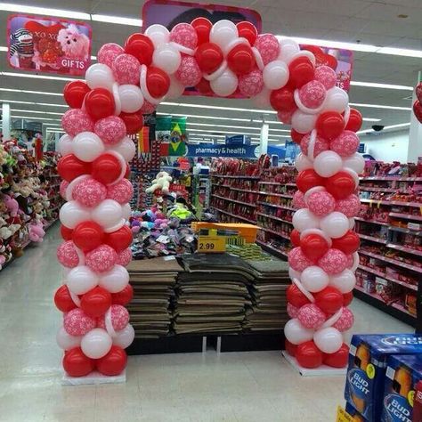 Valentine's Arch Valentines Arch Ideas, Valentines Day Balloon Arch, Heart Arch, Valentines Dance, Couple Dinner, Valentines Week, Balloon Arch Diy, Valentine Couple, Valentine Bouquet