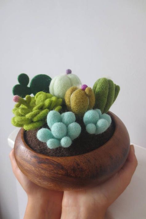 Felt succulents Succulent And Cactus Garden, Felt Succulents, Needle Felting Diy, Wool Felt Projects, Rustic Room, Needle Felting Projects, Felt Baby, Wool Projects, Felt Food