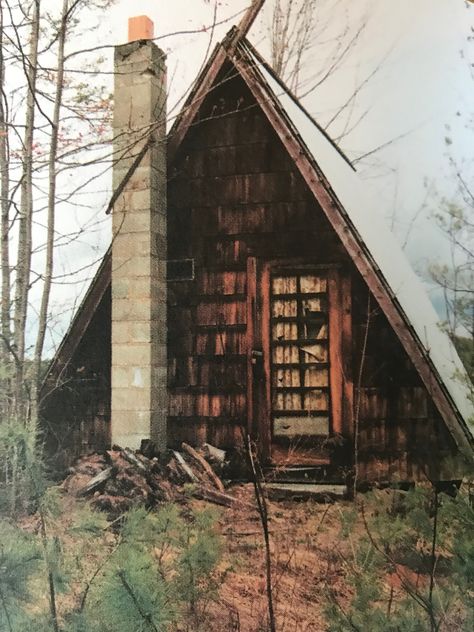 run down a-frame Run Down Cabin, Shed To Cabin Conversion, Old Building Photography, Wooden Lodges, Triangle House, A Frame Cabins, Cabin Tiny House, Frame Cabin, Old A