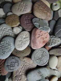 Small Stone Carving Ideas, Stone Carving Ideas, Dremel Tool Projects, Rock Carving, Crea Fimo, Dremel Crafts, Beach Stones Jewelry, Dremel Carving, Dremel Projects