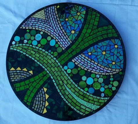 . Free Mosaic Patterns, Mosaic Stepping Stone, Mosaic Stepping Stones, Green Mosaic, Mosaic Garden Art, Mosaic Madness, Mosaic Art Projects, Mosaic Stained, Furniture Flips