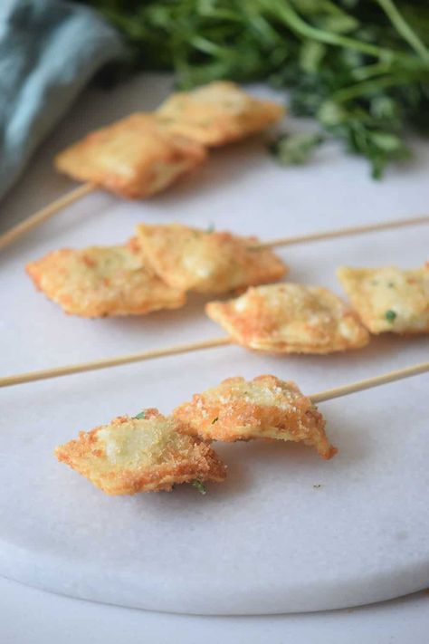 Ravioli Skewers, Spinach And Cheese Ravioli, Toasted Ravioli, Weight Watchers Smart Points, Cheese Ravioli, House No, Spinach And Cheese, Pesto Sauce, Smart Points