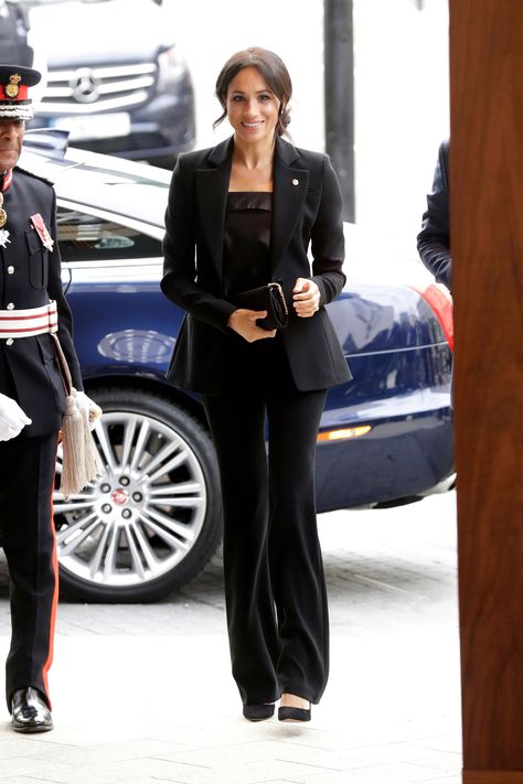 Suits Wardrobe, Meghan Markle Pregnant, Meghan Markle Suits, Black Pantsuit, Style Rules, Tuxedo Style, Dark Colours, Pant Trends, Dark Wear