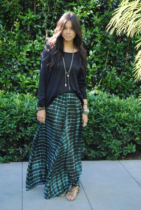 how to wear a tie dye skirt...stay warm add a loose black sweater to a green tie dye maxi...strut in sandals to make it a spring look. Tie Dye Skirt Outfit Summer, Tie Dye Maxi Skirt Outfit, Tie Dye Skirt Outfit, Boho Chic Outfits Winter, Modest Chic Outfits, Chilly Fits, Fem Fits, Long Skirt Winter, Modest Chic