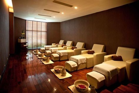 Massage Shop Interior, Massage Shop Design, Thai Massage Room Design, Foot Spa Salon, Foot Massage Spa, Home Massage Room, Spa Relaxation Room, Massage Design, Spa Massage Room